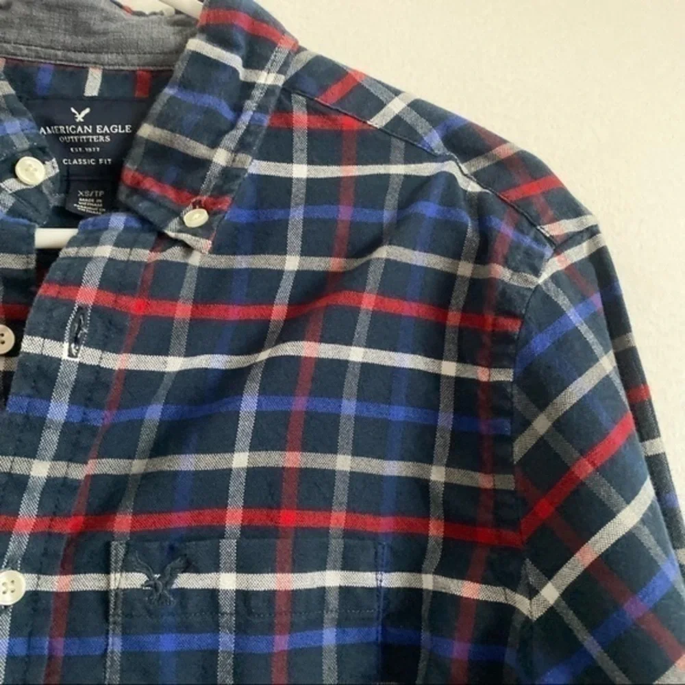American Eagle Outfitters • Men’s Red Blue Plaid Button Down Shirt